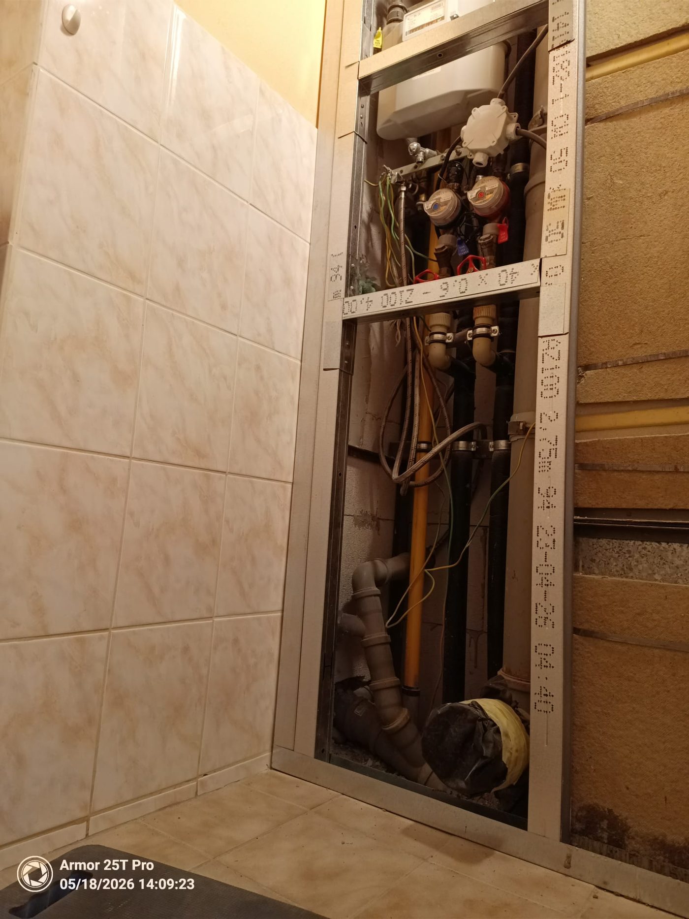 Nová nosná konstrukce z profilů okolo stoupaček