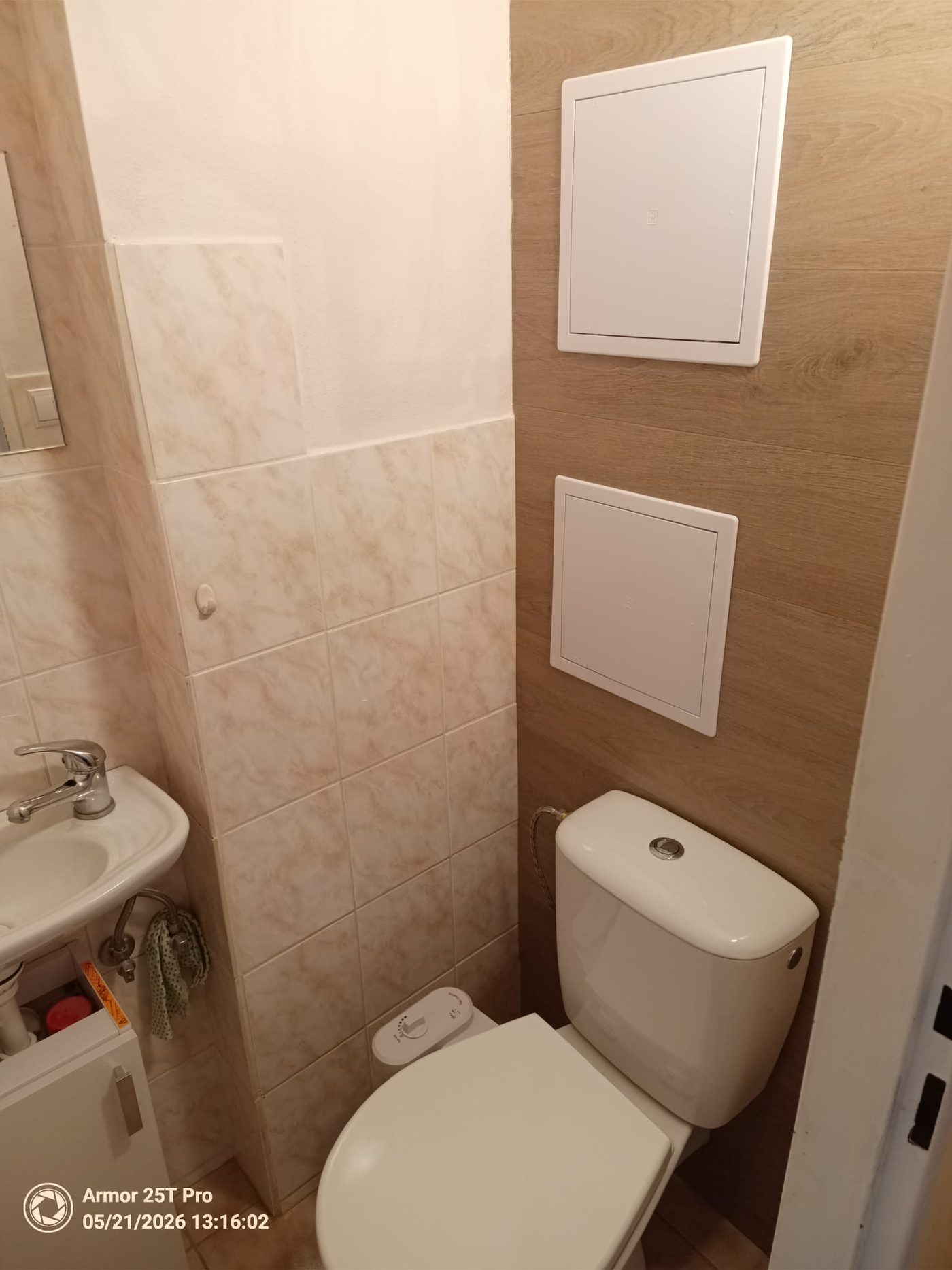 Hotové WC — obklad a dvě bílá revizní dvířka
