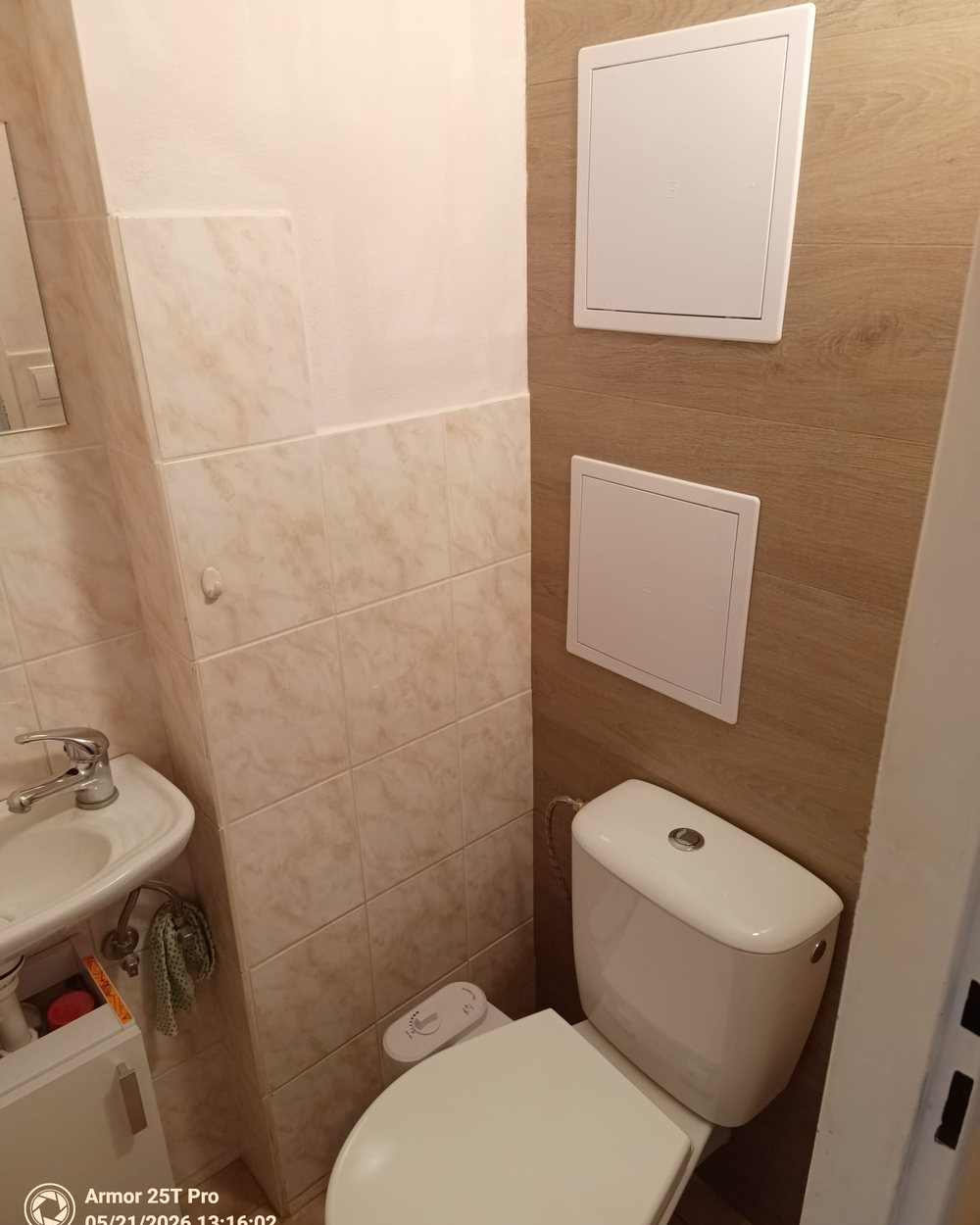 Hotové bytové jádro na WC s obkladem a dvěma revizními dvířky